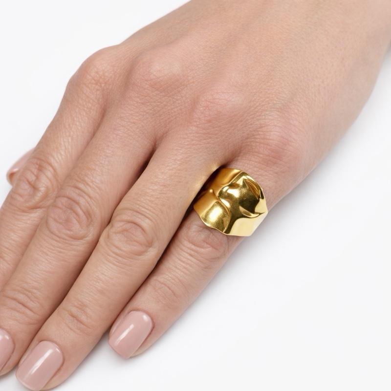 Anello Donna Bold Gold | Design Martellato | Stile Elegante & Moderno