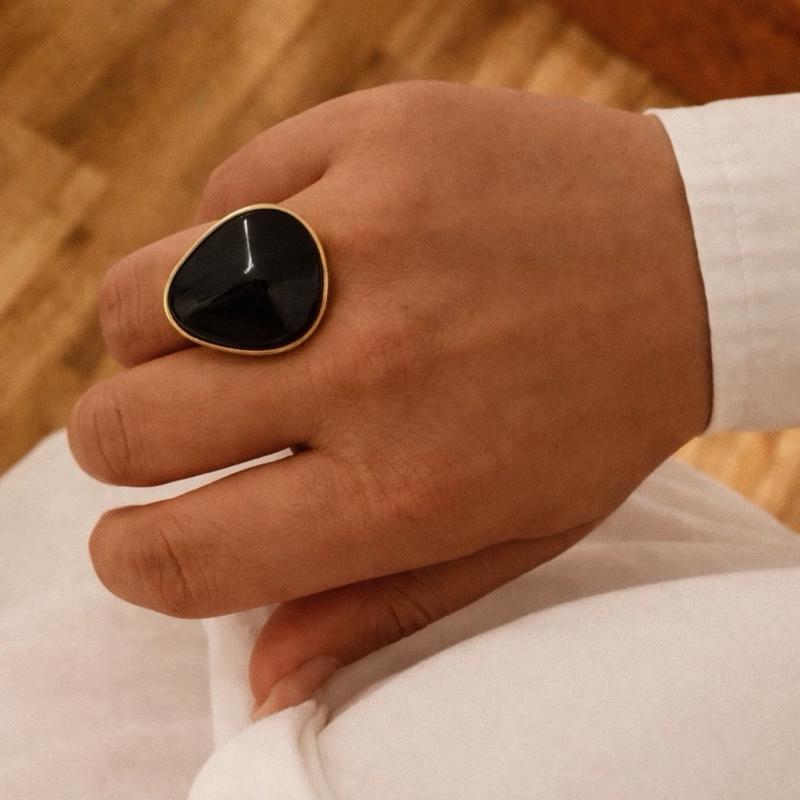 Anello Elegante con Pietra Ovale